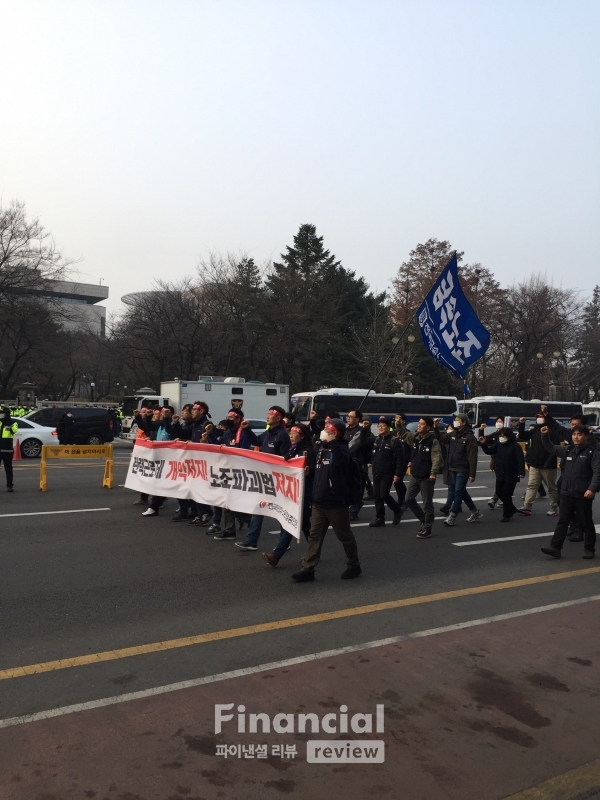 지난 6일 서울 여의도 국회 앞에서 민주노총 집회 참석자들이 탄력근로제 확대 적용에 반대한다면서 시가행진을 하고 있다./사진=이정우 기자