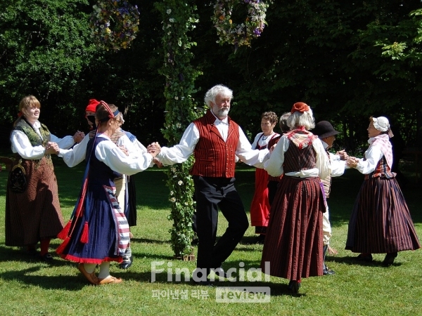 스웨덴 국민들이 전통의상을 입고 전통춤을 추고 있다./사진출처=픽사베이