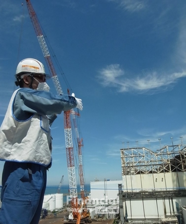 지난 2017년 6월 9일 일본 후쿠시마(福島) 제1원전에서 도쿄전력 관계자가 프레스 투어에 참가한 한국 언론에 내부 상황을 설명하고 있다. /사진=연합뉴스