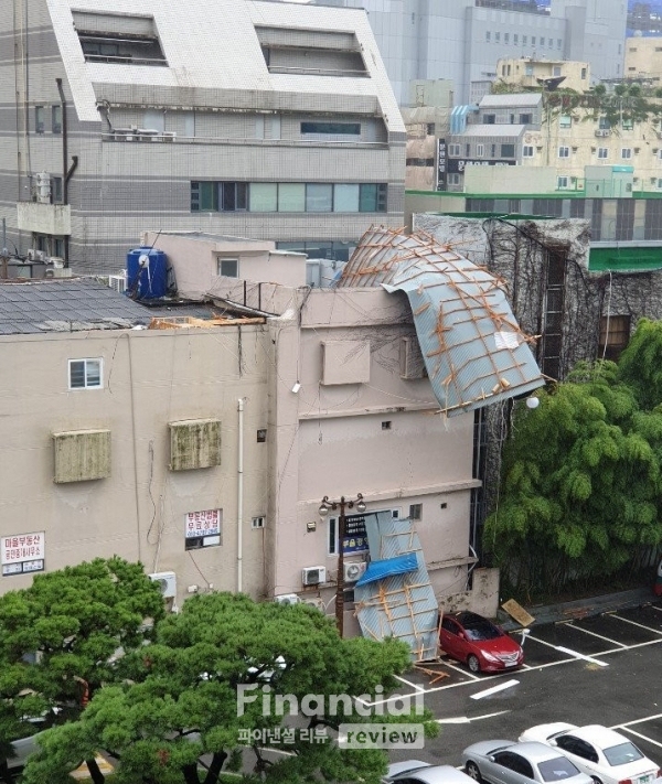 제17호 태풍 '타파'가 북상 중인 22일 오후 부산 해운대구 한 건물 옥상에 구조물이 떨어져 있다./사진=연합뉴스