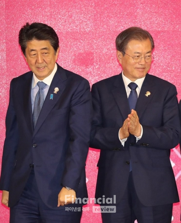 문재인 대통령과 아베 일본 총리가 4일 방콕 임팩트 포럼에서 열린 역내포괄적경제동반자협정(RCEP)에서 참석자들과 기념촬영을 하고 있다./사진=연합뉴스