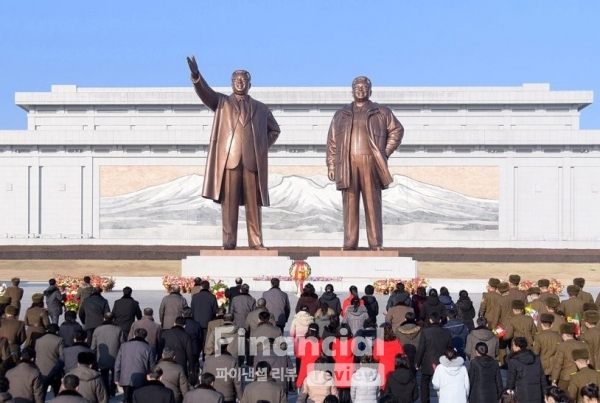 북한 조선중앙통신은 지난 2월 9일 건군절 72주년을 맞아 인민군 장병들과 근로자들,청소년 학생들이 평양 만수대언덕에 있는 김일성·김정일 동상을 찾아 헌화했다고 보도했다./사진=연합뉴스