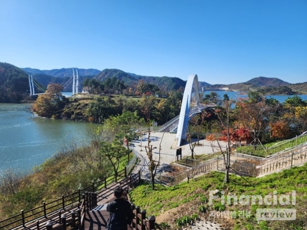 용마루2공원에서 바라본 영주호와 용천루 출렁다리. /사진=트래블팀