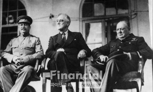 1943년 테헤란 회담에 참석한 스탈린, 루스벨트, 처칠(왼쪽부터)./사진=연합뉴스