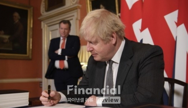 보리스 존슨 영국 총리가 런던 총리관저에서 브렉시트(영국의 유럽연합 탈퇴) 협정문에 서명하고 있다./사진=연합뉴스